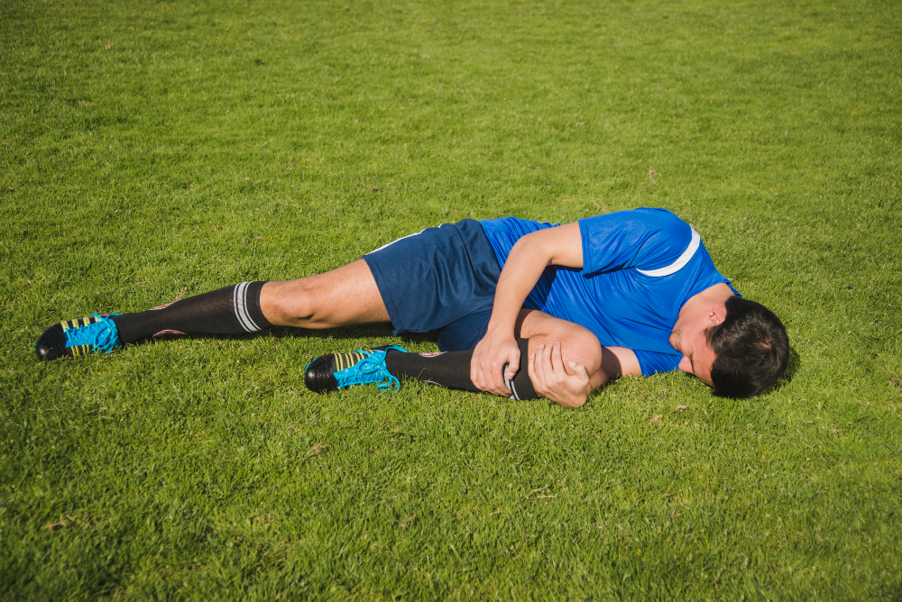 Sanción SPA por evaluar riesgo del futbolista de caer al mismo nivel pero no de chocar o golpear con compañeros (lesión durante entreno).